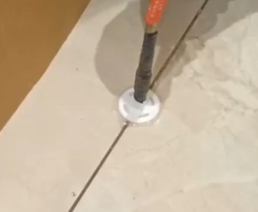遵化瓷砖空鼓维修公司专业解答瓷砖在铺贴过程中，如果没有涂抹均匀到位的粘结材料（如水泥砂浆或瓷砖胶），可能会导致以下问题
