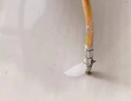 遵化瓷砖空鼓维修公司专业解答在瓷砖铺贴过程中，如果使用的砂料过粗（如全部使用了粗砂），可能会导致以下问题